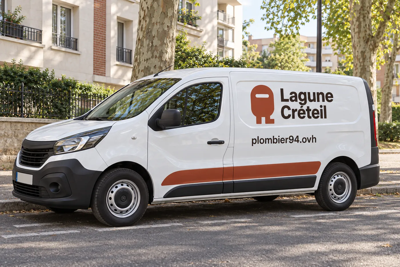 Utilitaire blanc aux couleurs de Lagune Créteil, avec l'adresse plombier94.ovh, garé dans une rue résidentielle du Val-de-Marne
